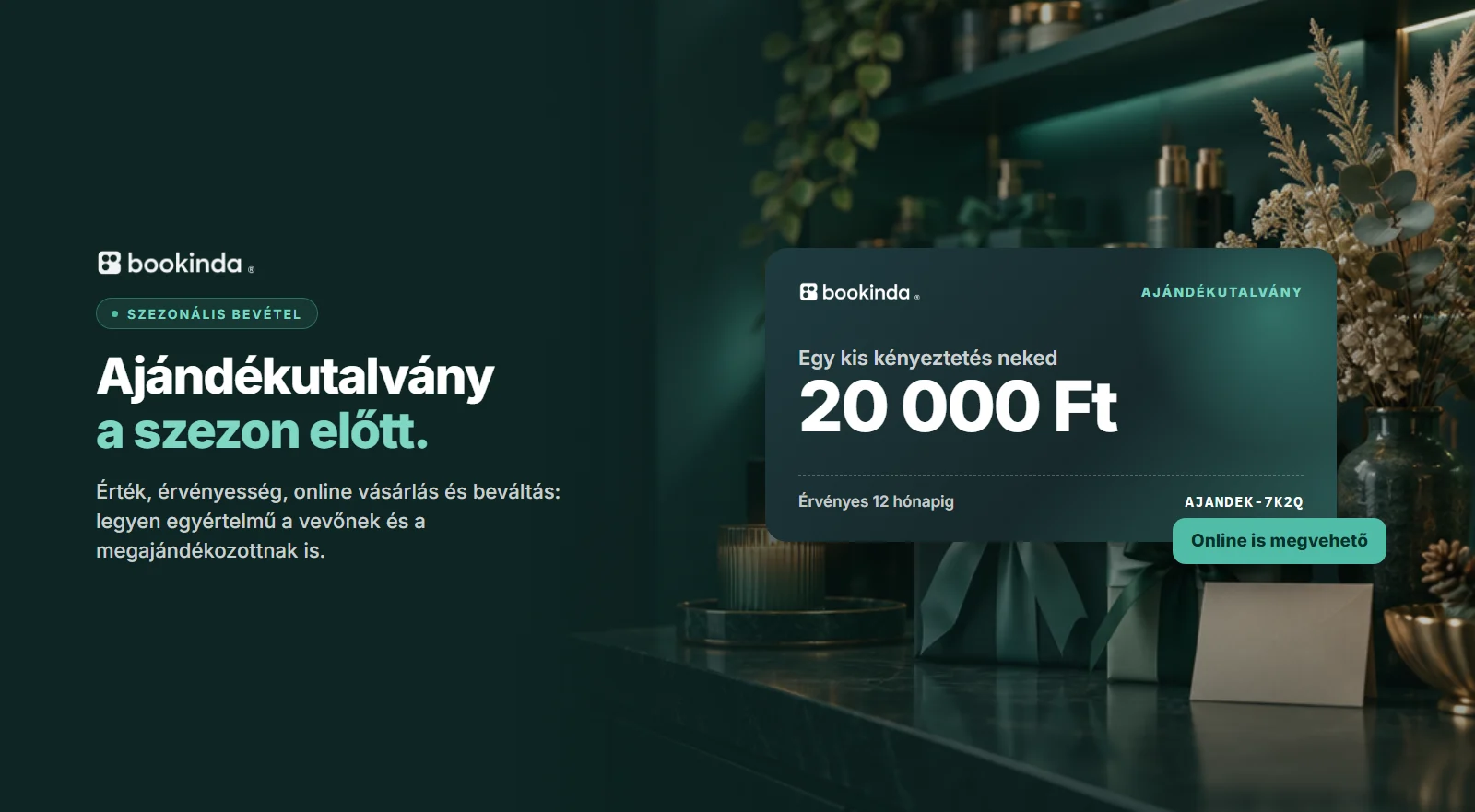 Ajándékdobozok szalagos csomagolásban egy szalon polcán, előtte egy 20 000 forintos Bookinda ajándékutalvány.