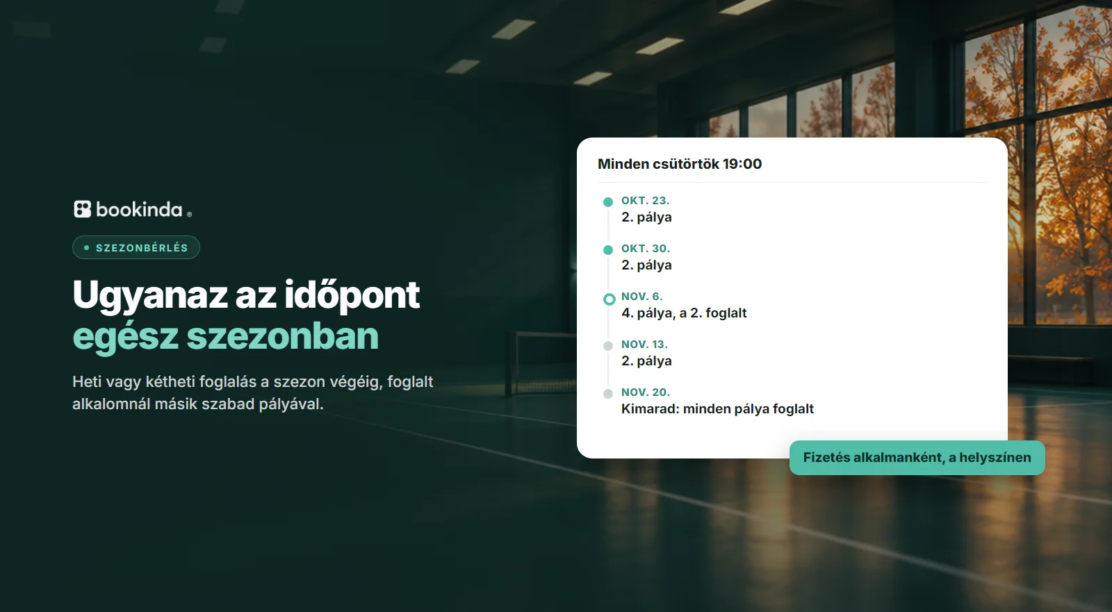 Sportcsarnok nagy ablakokkal, mögöttük őszi fák és naplemente, előtte egy szezonbérlés alkalmait mutató kártya.